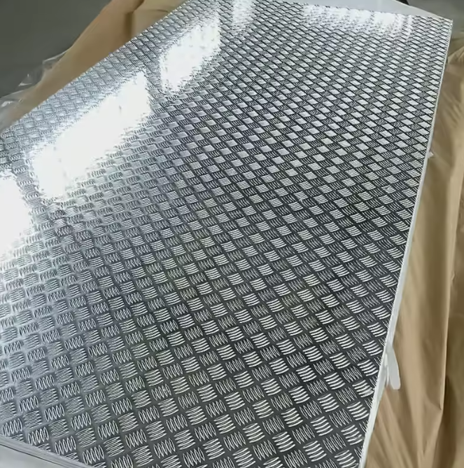 Алюминиевый лист с ромбовидным протектором, лепнина с тиснением в клетку 4x8