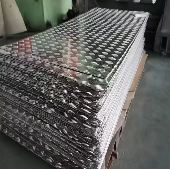 Алюминиевый лист с ромбовидным протектором, лепнина с тиснением в клетку 4x8